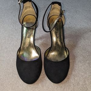 Cosmopolitan Black and gold heels